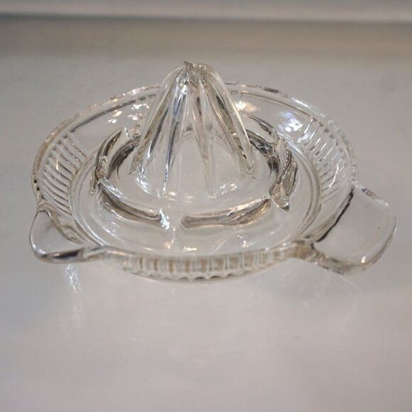 Vintage Clear Glass Hand Juicer Citrus Reamer w Pour Spout Handle - Picture 8 of 10